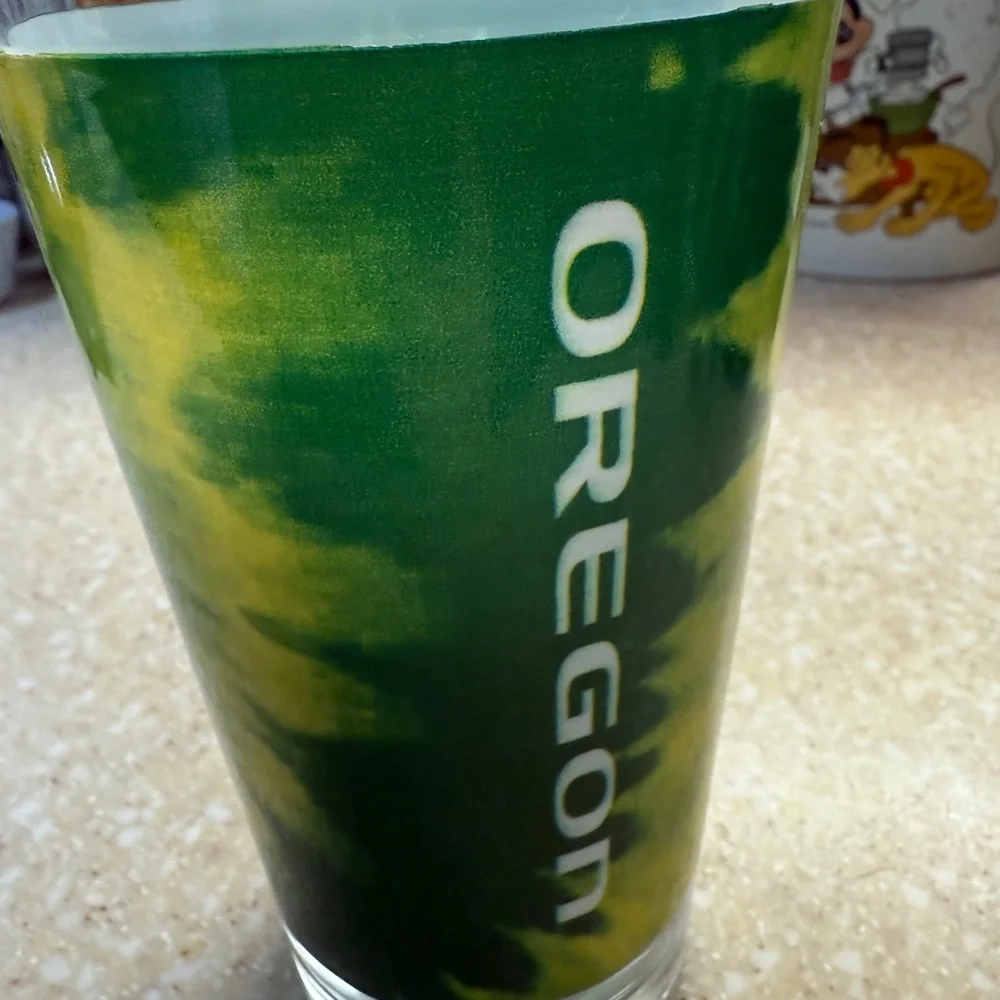 Oregon Ducks  U of O Green and Yellow Tie-Dye Glass with O Logo